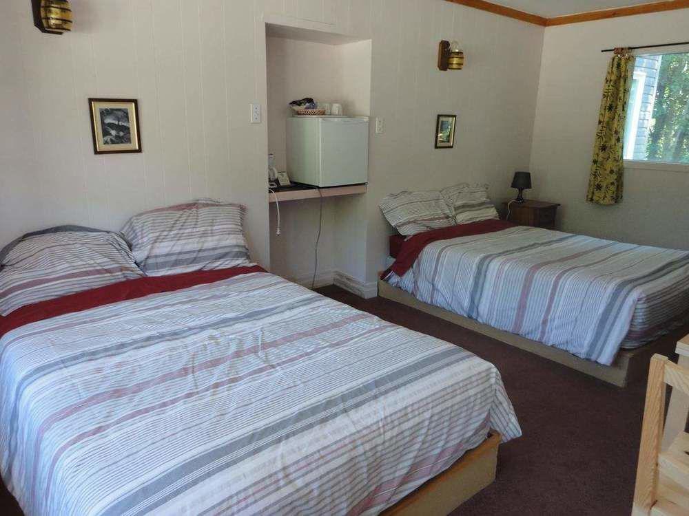 Dwight Riverside Inn *