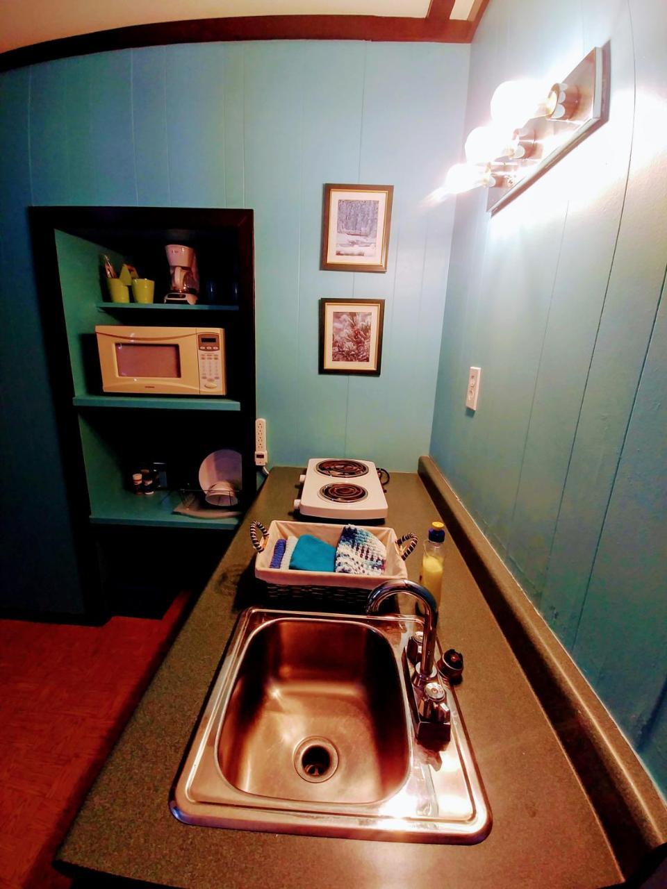 Dwight Riverside Inn *